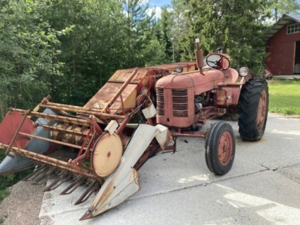 Volvo T-24En traktor som tillverkades mellan 1953-1959 i 9825 exemplar och var en vidareutveckling från T 22-23.Motor: Volvo CF 22 (fotogen)Motoreffekt: 26,5 / 31 hk, 2 000 r/minTransmission/hastighet: 5 fram, maxfart 26,0 km/h, 1 back, maxfart 5,2km/hBränsletank: 45 + 4 L (den mindre tanken används för bensin) Kylsystem: 11 lVikt: 1 570 kgHjulbas: 1 770 mmLängd: 2 750 mmBredd: 1 650 mmJF TRAKTORBUREN SKÖRDETRÖSKAJF:s ide var att kombinera alla den självgående skördetröskans fördelar med den mindre investeringskostnaden hos en bogserad skördetröska. Resultatet blev en skördetröska monterad runt omkring traktorn. Man körde helt enkelt in traktorn i skördetröskan.Att ansluta traktorn till tröskan kunde verka krångligt, man backade in i ett hål mitt på tröskan med skärbordet framför traktorn, uppfordringen till verket på höger sida. Tröskan fungerade bra, kapaciteten var förvånansvärt hög om det var torrt vill säga, om det blev det minsta blött däremot, då blev det tvärstopp. Det berodde på att man istället för att transportera spannmålen i tröskan med elevator använde fläktar för transporten till tanken, tanken var inte fel men om spannmålens vattenhalt ökade blev den sträv och det orsakade tvärstoppDet tog en stund att koppla på tröskan men största problemet var egentligen när den var avkopplad, då var tröskan helt omöjlig att flytta. Ställde man av den på hösten blev den gärna stående, det gällde att planera. Det krävdes också ett rejält utrymme om man ville ställa in tröskan, förutom att själva tröskan skulle få plats var man ju tvungen att ha utrymme för att köra in traktorn på sidan därför blev den ofta stående ute. Hade man väl monterat tröskan så satt den på plats tills skörden var över